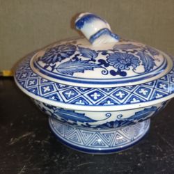 VINTAGE BOMBAY CO BLUE & WHITE FLORAL PRINT ROUND PORCELAIN COVERED TRINKET JAR