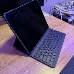 Apple iPad Pro 12.9” & Logitech Magic Keyboard 