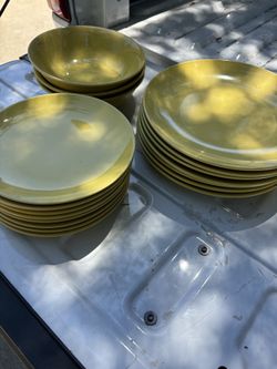 Used dinnerware set