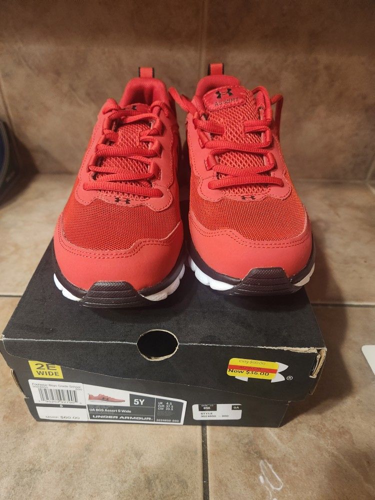 5Y Under Armor Shoes