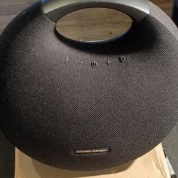 THE HARMAN KARDON ONYX STUDIO 6 PORTABLE BLUETOOTH SPEAKER 