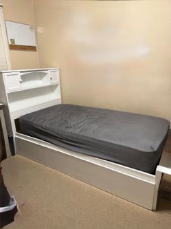 Twin platform wooden bed with trundle