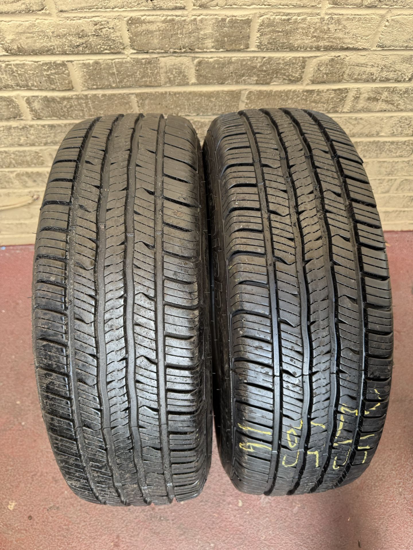 Set of 2 nice BFGoodrich tire 215/65/16 ( We Install & Balance)