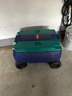 Rubbermaid Rolling Cooler with large wheels and handle