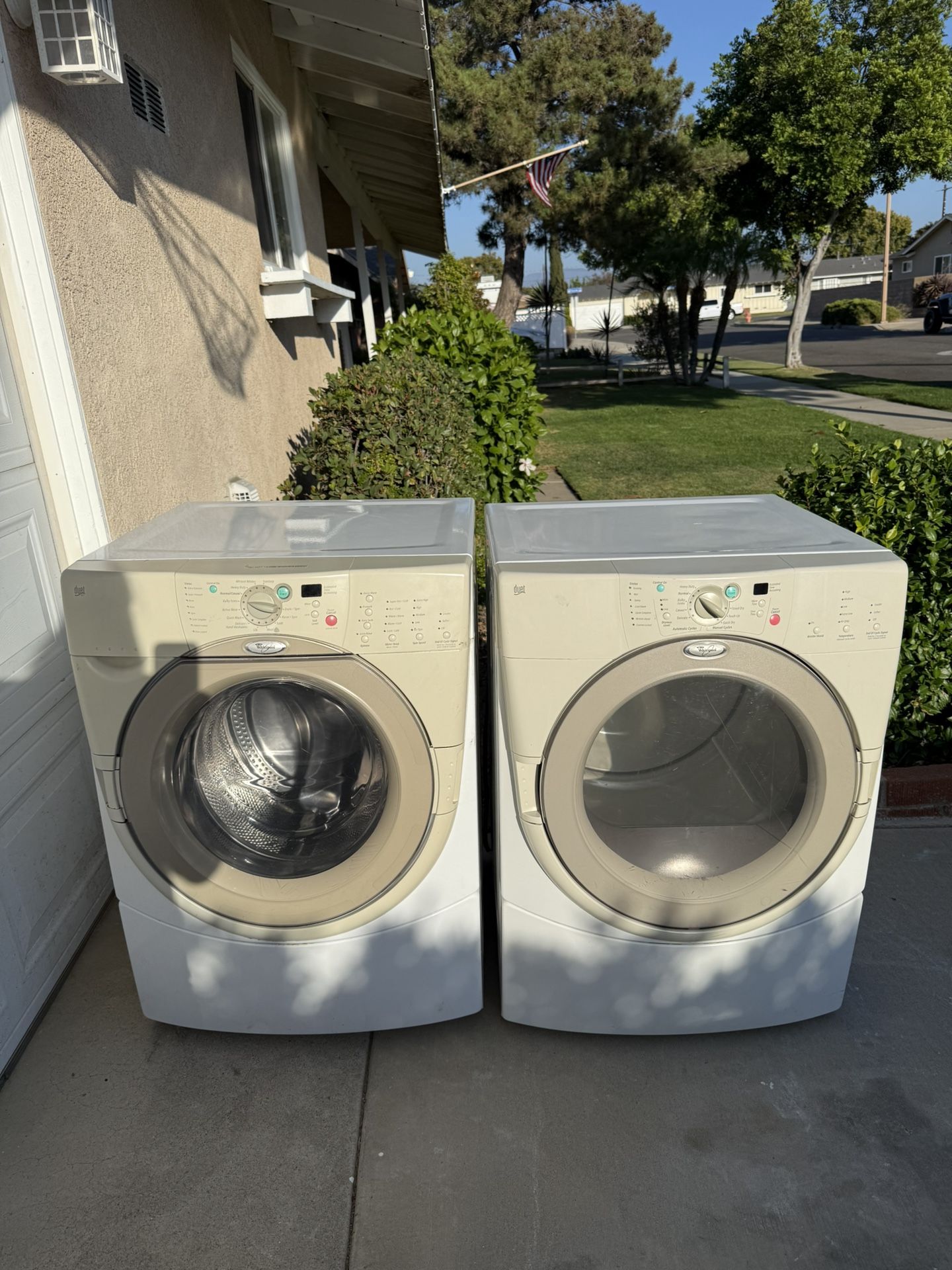 Front loading washer and gas dryer Whirlpool Duet