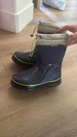 Bogs Boys Size 2 Snow Boots