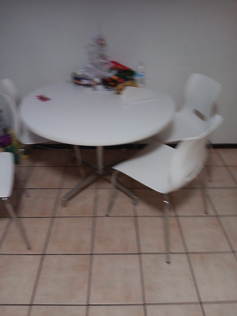 Round White Allemuir Table With Chairs