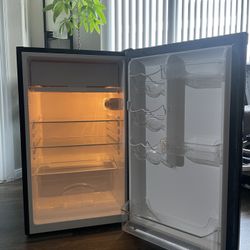 Magic Chef MCBR440B2-00 Single Door Refrigerator, 4.4 cu.ft, Black