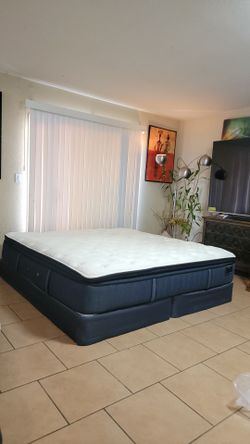 VERY NICE LIKE NEW KING SIZE STEARNS AND FOSTER PILLOWTOP MATTRESS AND BOXSPRINGS FOR SALE! IN GREAT CONDITION, FREE DELIVERY