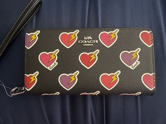 Coach Large  Heart lightning zip around wallet New