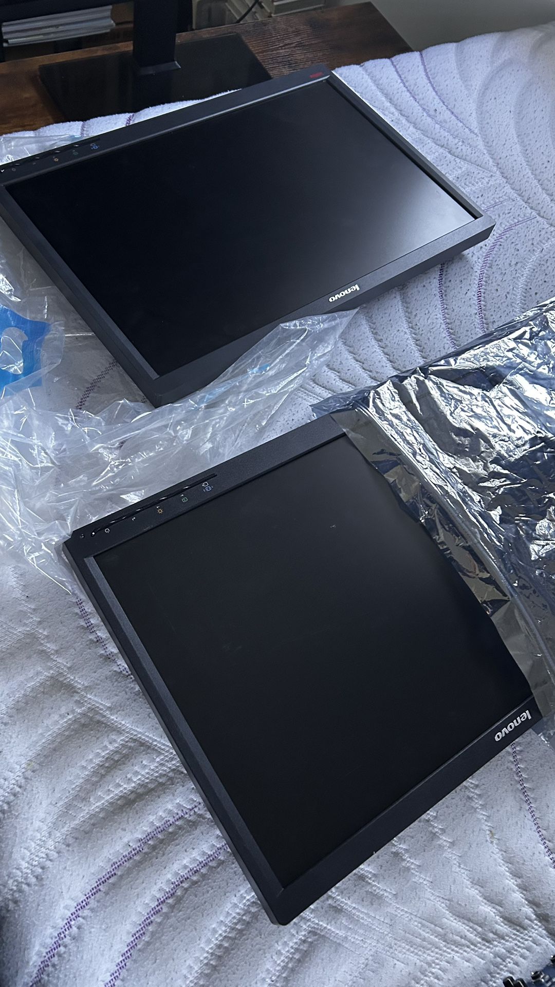 2 Lenovo HD Monitors (comes with stand)
