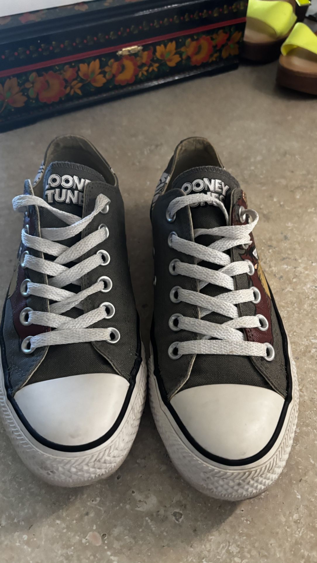 Converse Chuck Taylor All Star Looney Tunes Rivalry Low Top Men 5 / Women 7