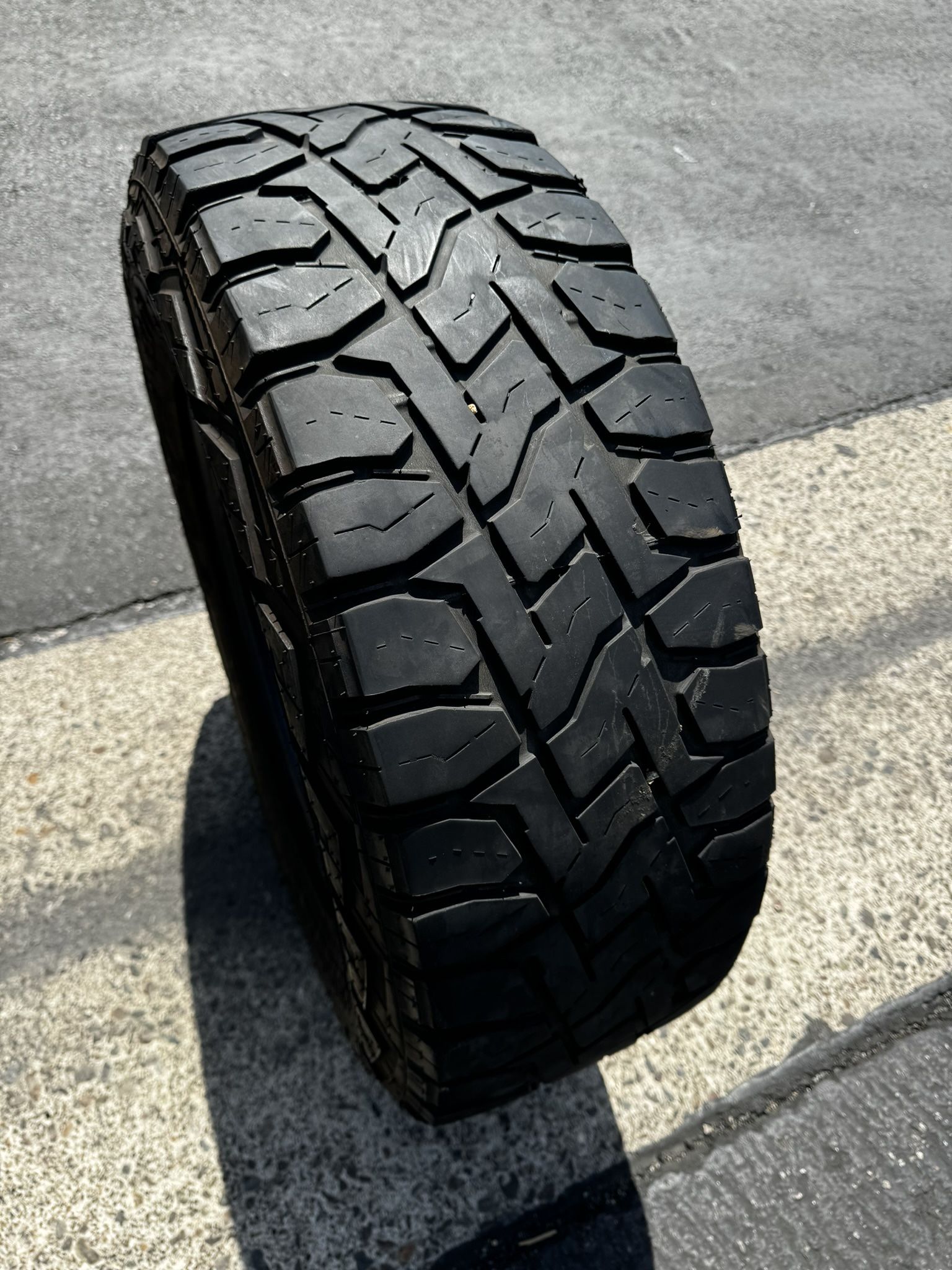 (1) 285/70R17 Toyo R/T Open Country 