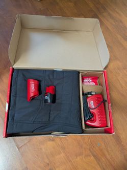 Milwaukee Large M12 AXIS Black Heated Vest Kit
