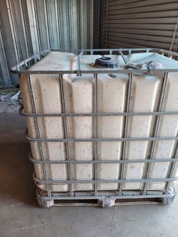 Water tank with pallet