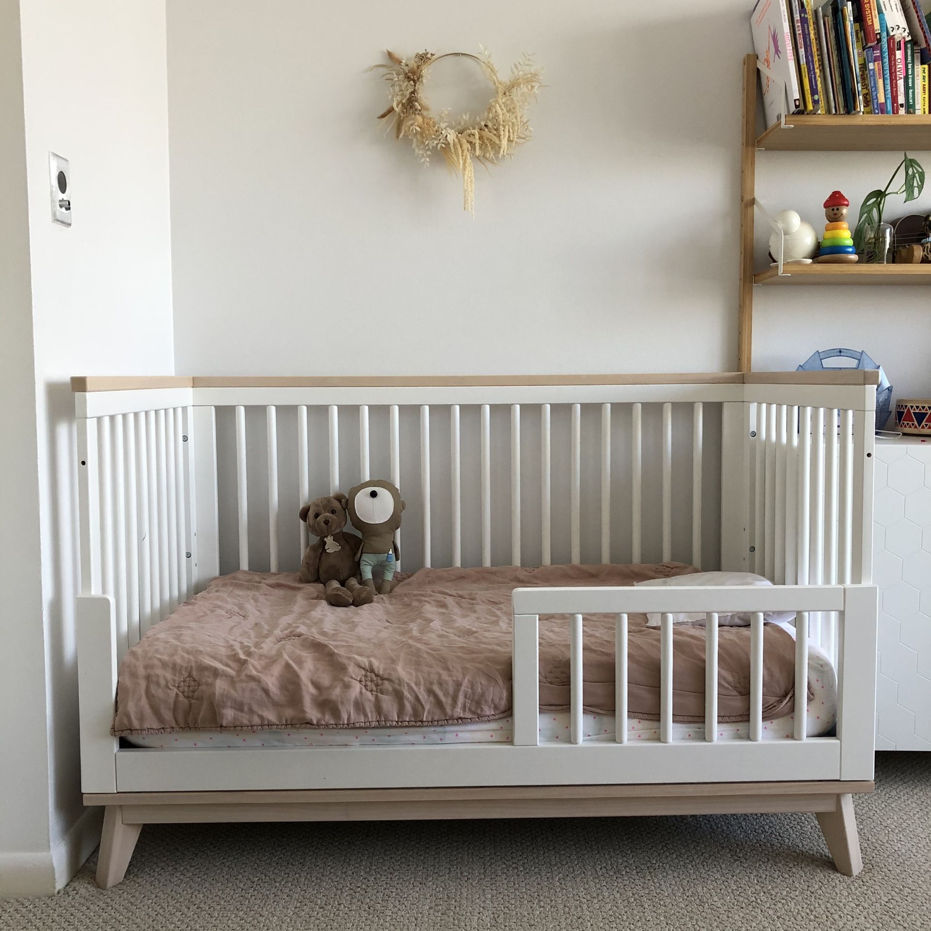 Convertible Crib // Babyletto Scoot 3in1 for Sale in Miami, FL OfferUp