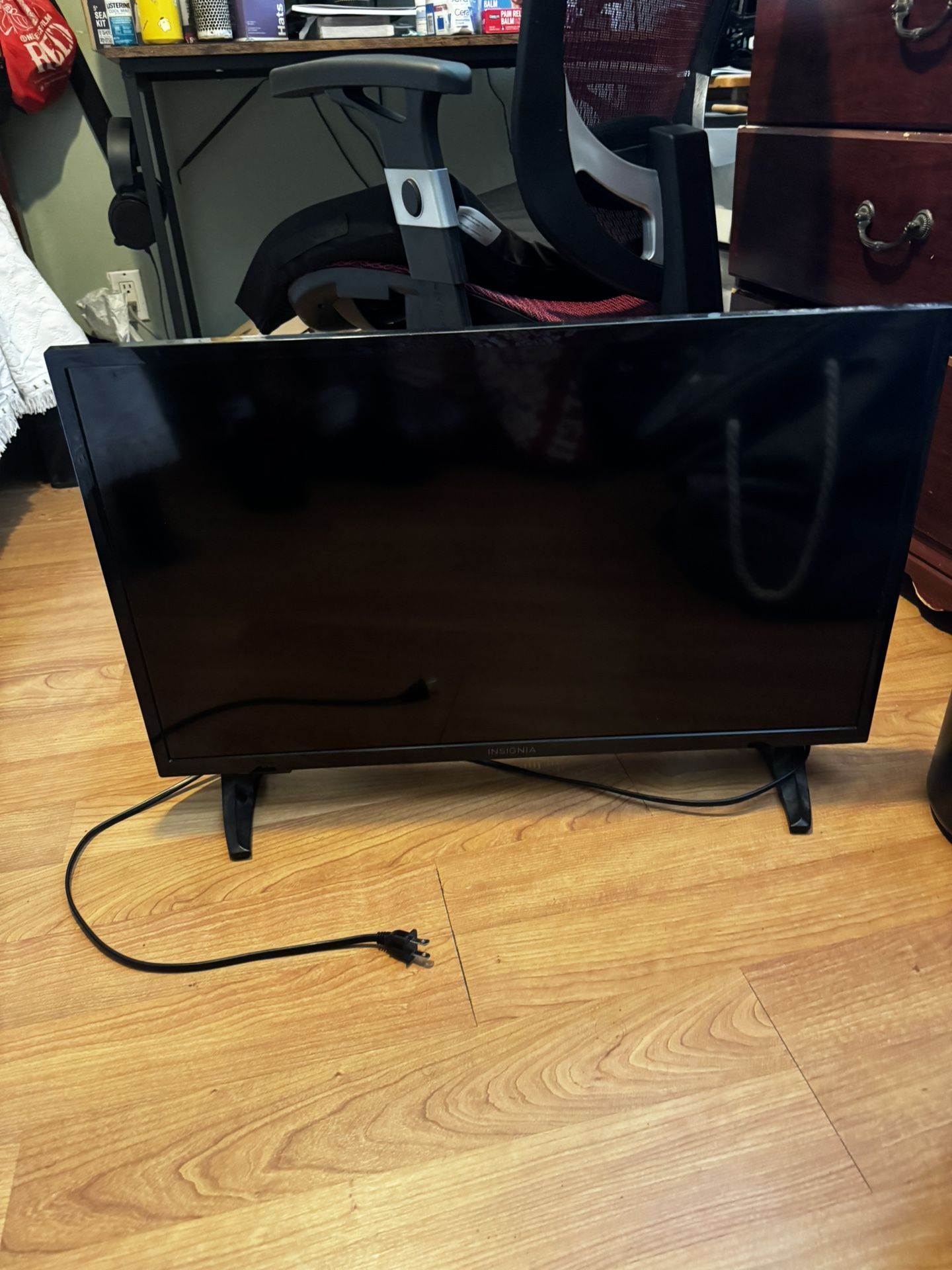 33” insignia TV