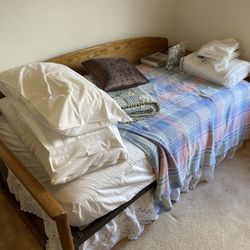 Day Bed with Roll-out Trundle Bed Beneath