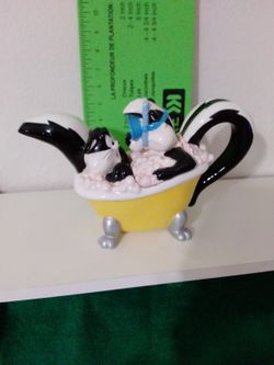 Pepe Le Pew & Penelope Bathtub Teapot 1999  W B 