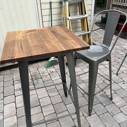 Breakfast Table With 2 Stools