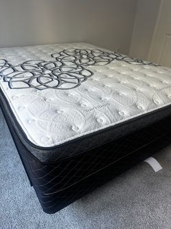 Queen Size Pillow Top 12"    New Mattress in a plastic sealed