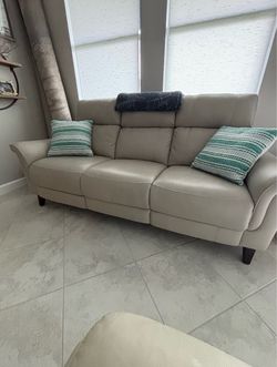 Power Reclining Leather Sofa – Excellent Condition