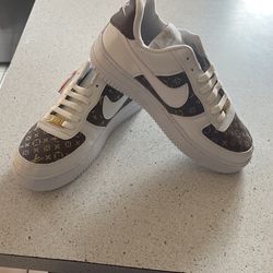 Tenis 👟 Blanco Con Cafe Size 7/.5