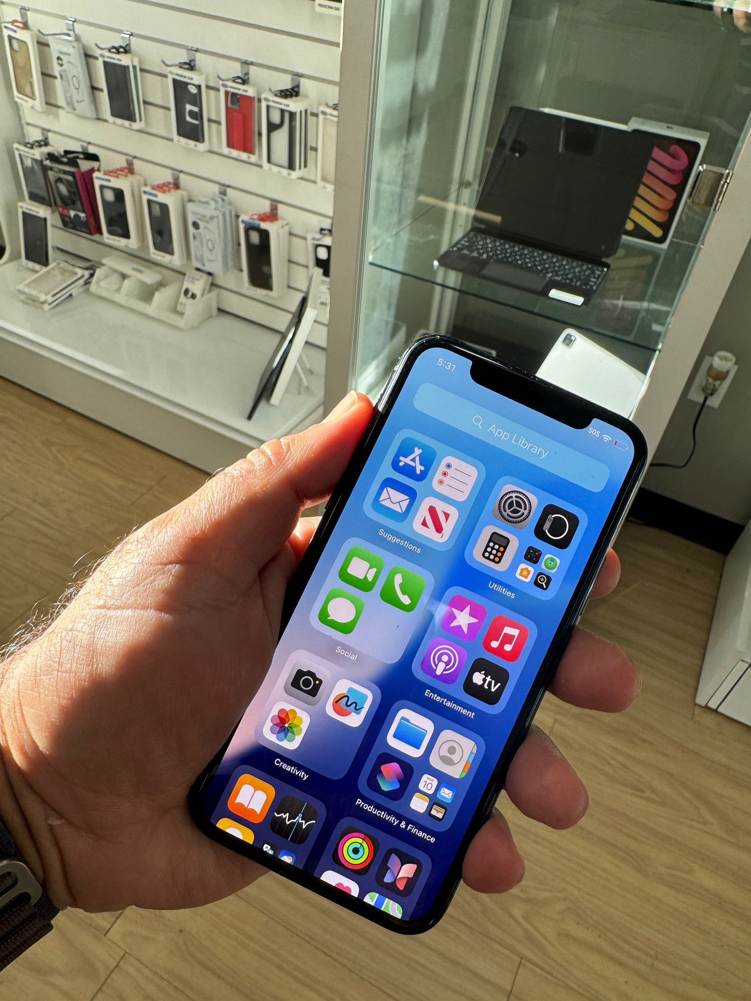 iPhone 11 Pro 256 GB Green it’s unlocked and works with all carriers worldwide.