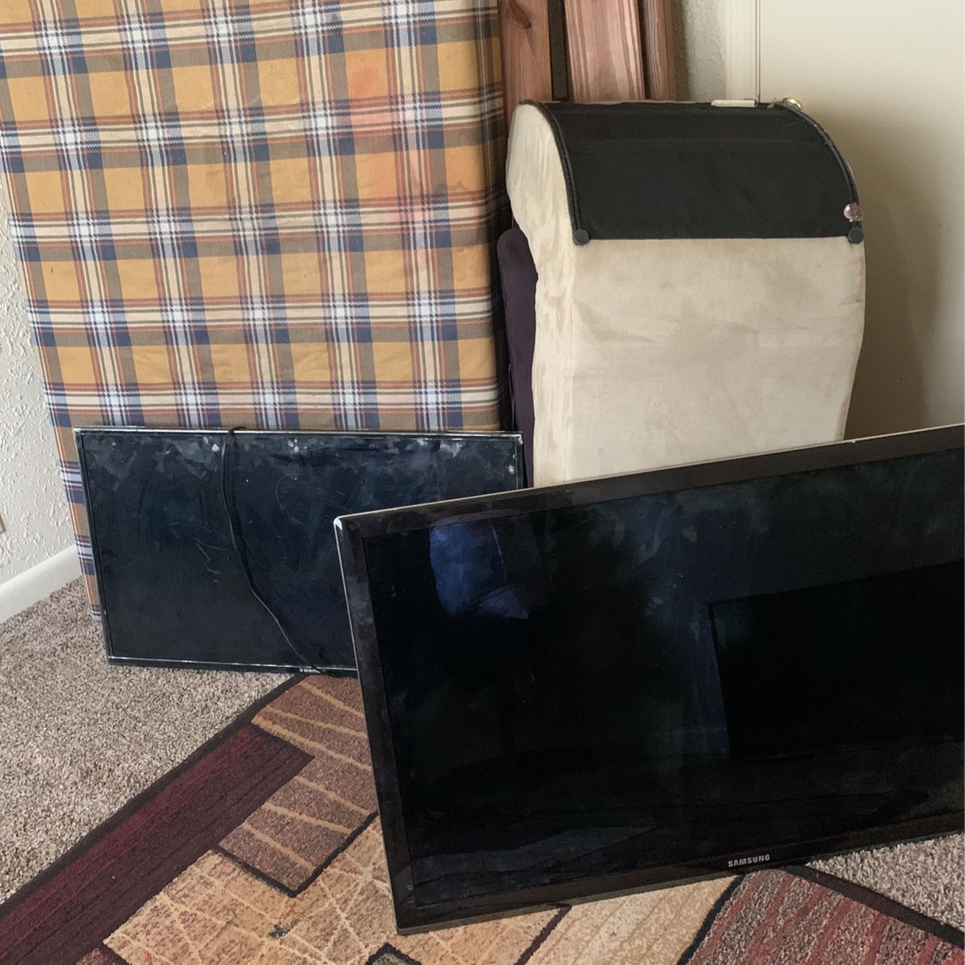 TVs And Gaming Chairs
