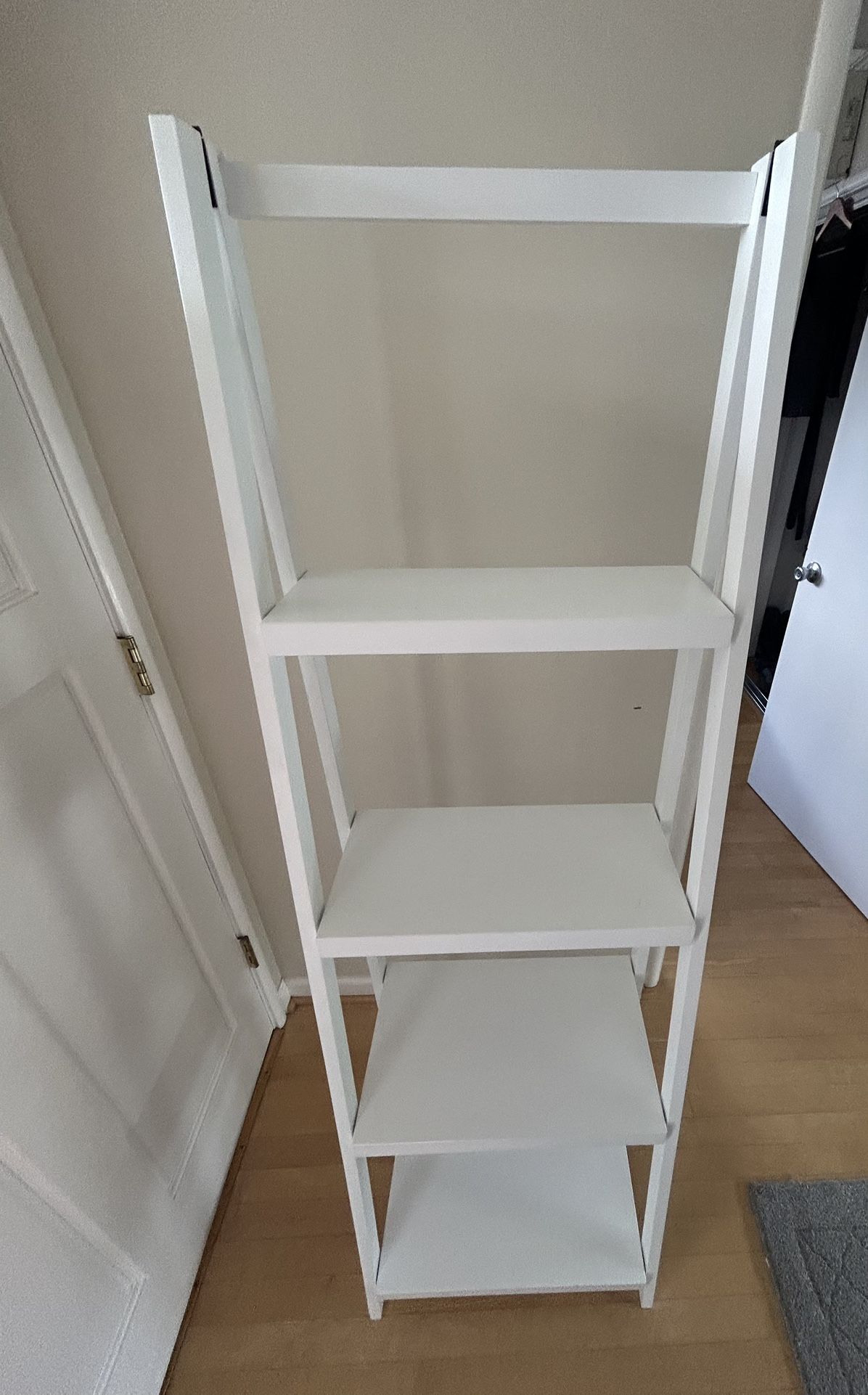 White 4-Tier Ladder Shelf – Excellent Condition (Like new)