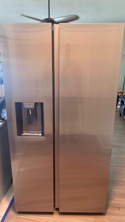 Samsung Side-by-Side Refrigerator with Ice and Water Dispenser