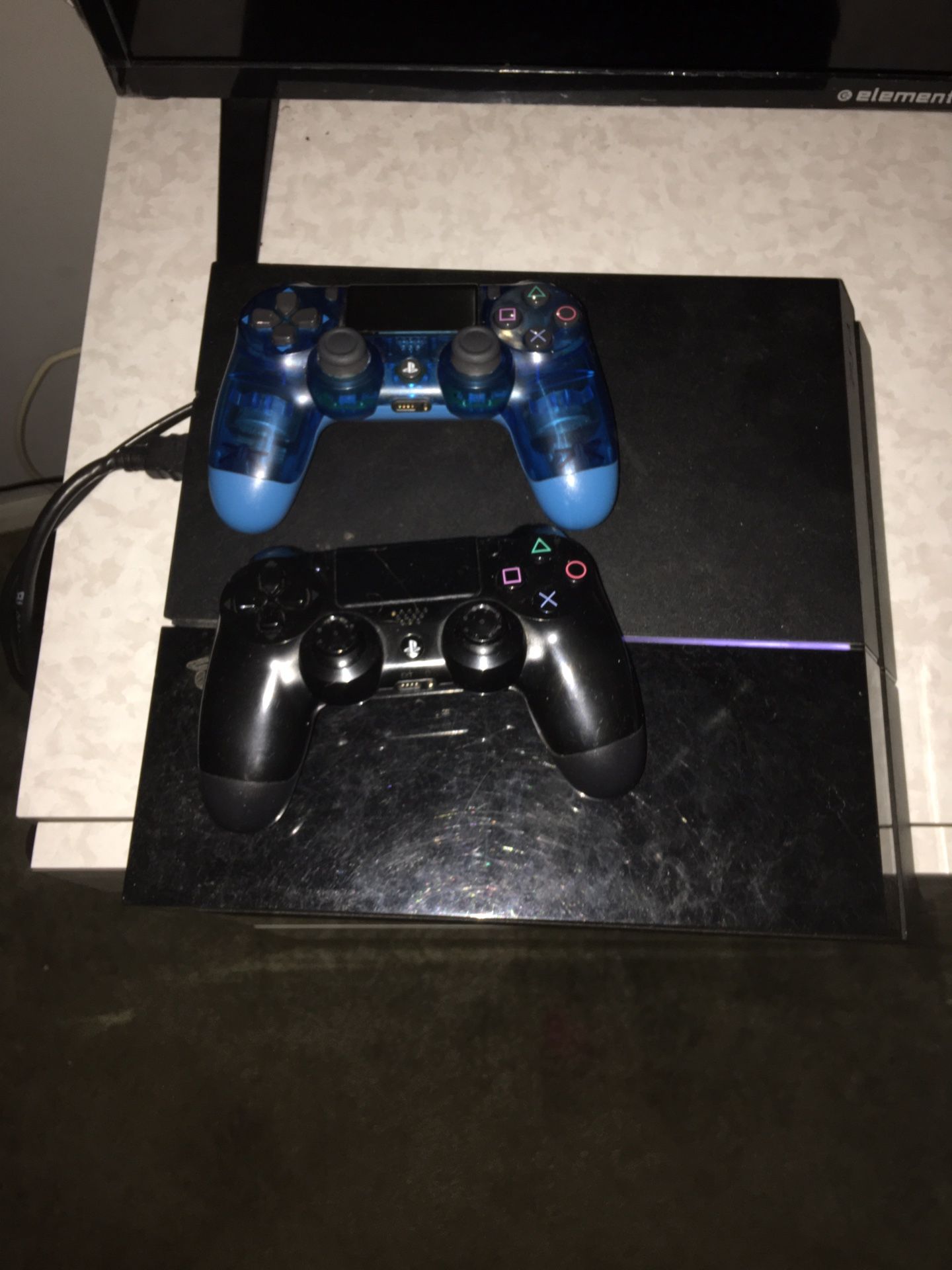 PS4 come with 2 controllers and still in perfect condition