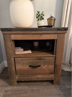 (2) nightstands