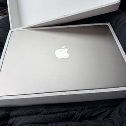 Like New in Box 13.6 inch MacBook Air M2 8GB 256SSD Apple Warranty