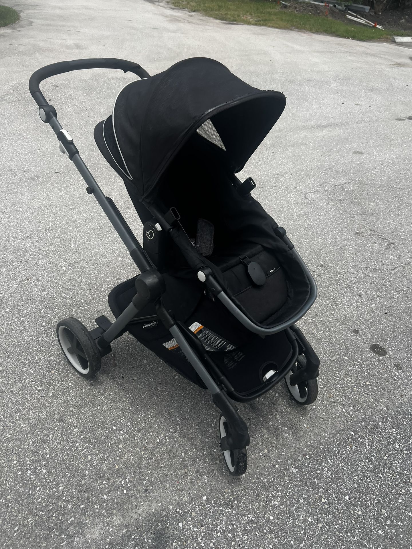 Evenflo Gold SensorSafe Pivot Xpand Smart Modular Travel Stroller! In good working condition! Does not include any attachments other then what’s pictu
