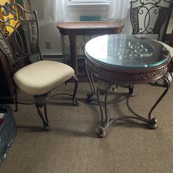 Nice table And 2 chairs 