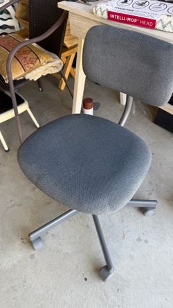 Swivel desk chair