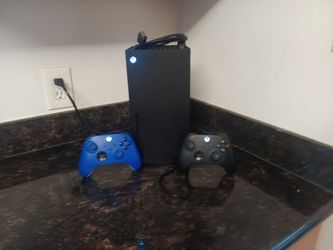 Xbox series x 1tb 2 controllers like new