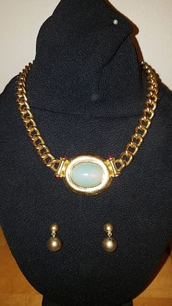 Vintage Gold Tone Necklace/ With Green Stone Accent