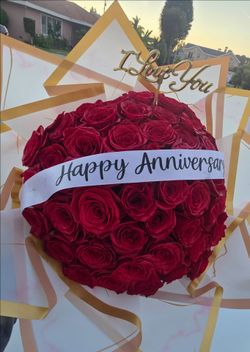 Happy Anniversary  premium roses . Long steam.  Personalized . Se habla español.