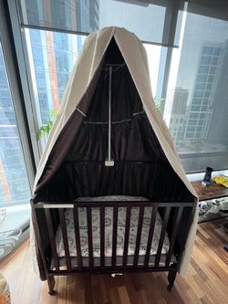 Baby Crib with Blackout Curtain