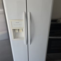 FRIGIDAIRE  SIDE BY SIDE FRIDGE