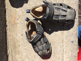 Striderite boys size 5.5 wide sandals