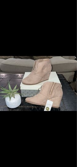 Universal Thread Taupe Wedge Ankle Booties Women’s Size 8.5 – Excellent Condition