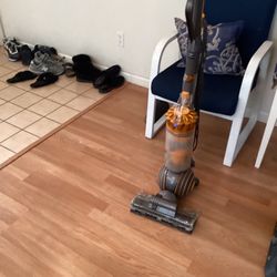 Dyson vacuum cleaner works perfect very good condition