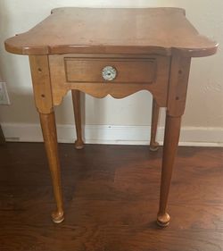 Ethan Allen Porringer Top Maple Side/End Table Circa 1776