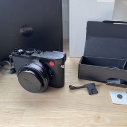 Leica D-Lux 8 With Extras