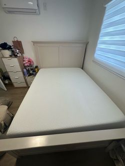 Queen Bedframe from Macys / Tuft&Needle Mattress with box springs