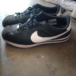 Nike (Black) Cortez shoes 