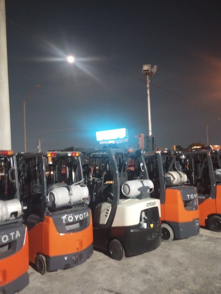 FORKLIFT YALE 4000# $6500